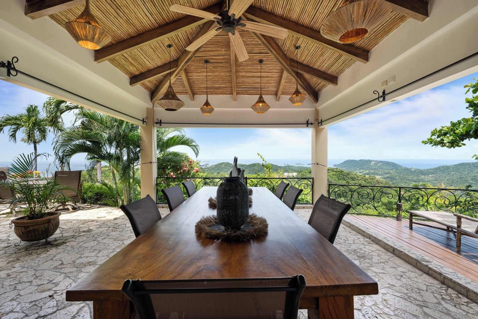 Meals feel better when the view joins in.