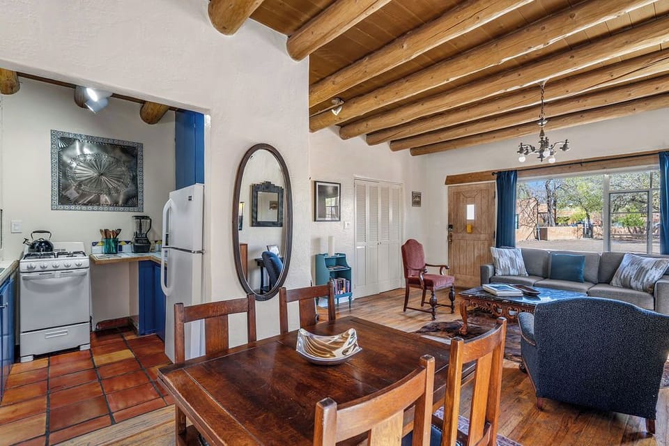 Relax in this charming open-plan space with vigas, where your living area flows into a fully equipped kitchen.