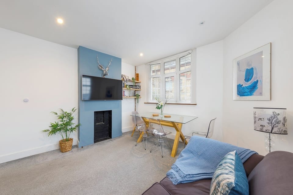 Lounge with dining table 
