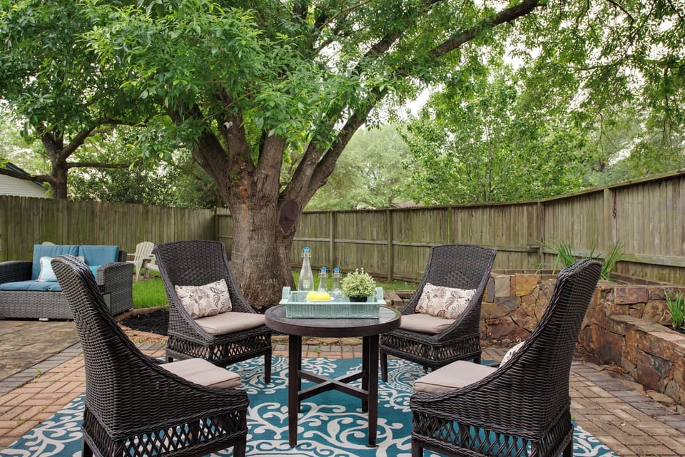 Large backyard with comfortable seating, perfect for outdoor relaxation