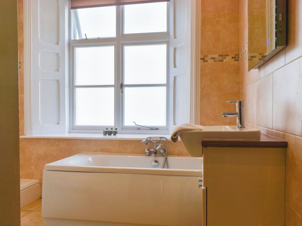 Bathroom | Edleston holidays - Flat 4E - Edleston House, Aberystwyth