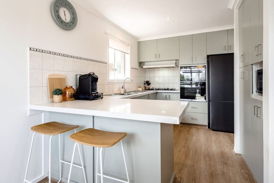 Kitchen and breakfast bar