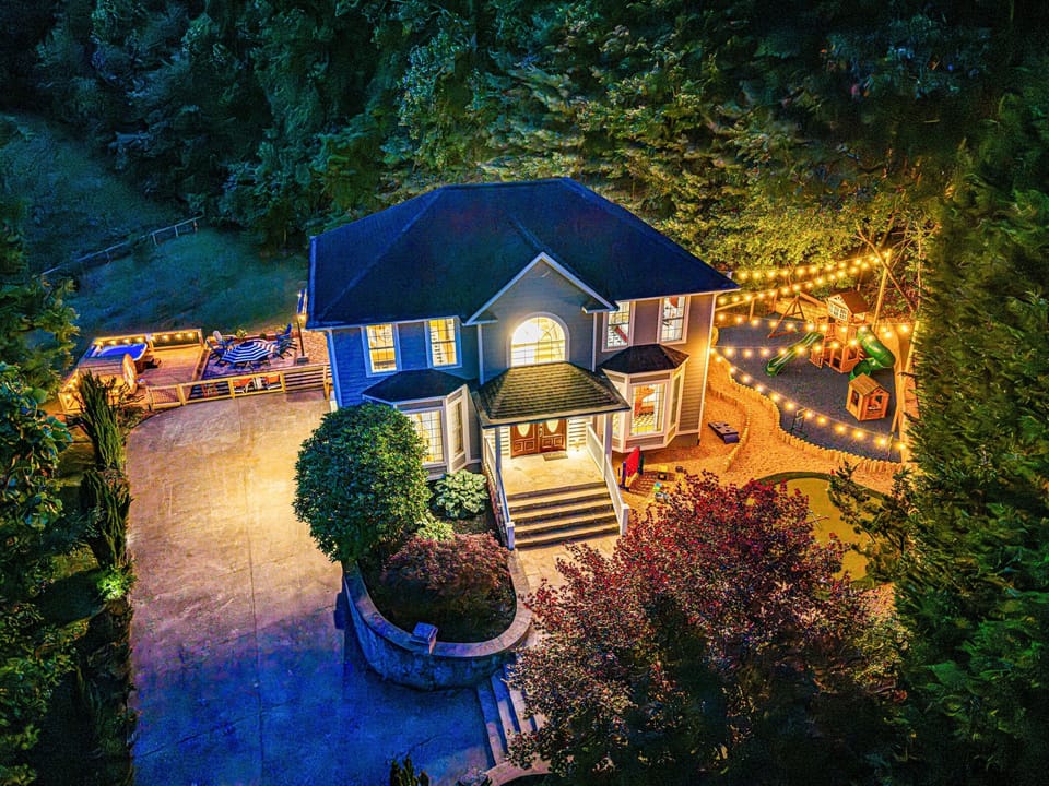 The perfect evening setting: illuminated deck, cozy outdoor areas, and a play space the kids will love—even after dark.