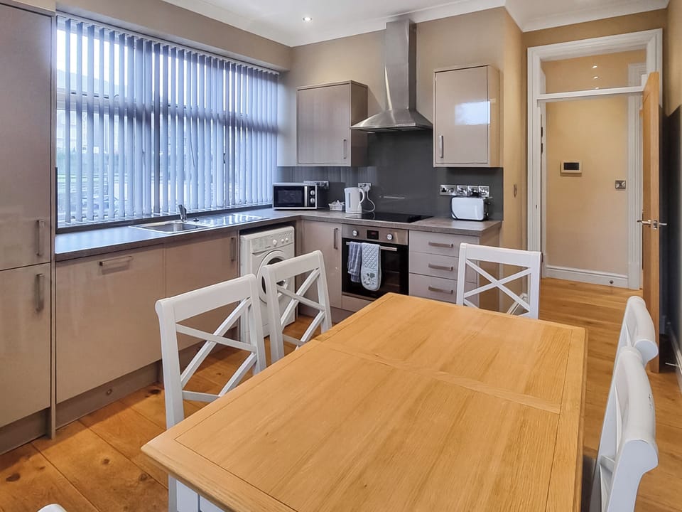 Kitchen/diner | Eldeston holidays - Flat 5E - Edleston House, Aberystwyth