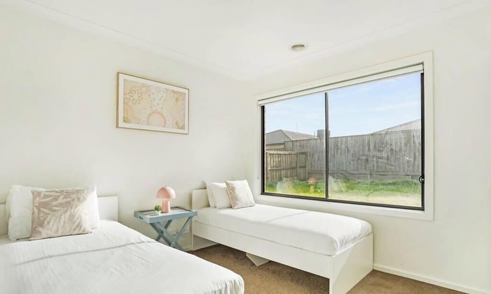 Clean and comfy bedroom (Two single beds)