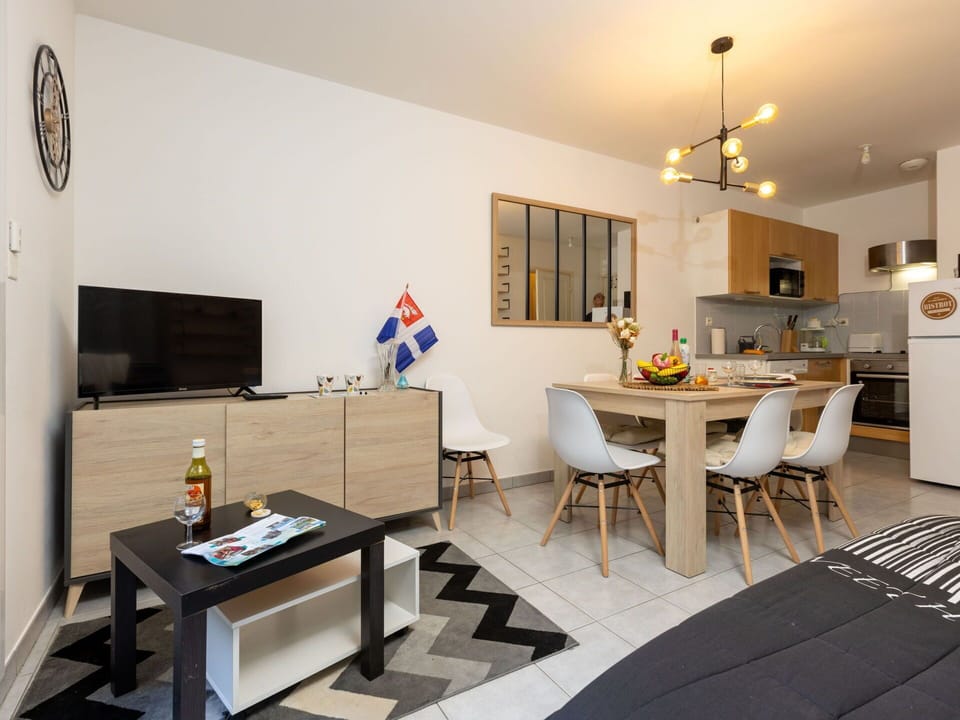 Table, Furniture, Tableware, Chair, Blue, Interior Design, Plant, Floor, Building, Outdoor Furniture