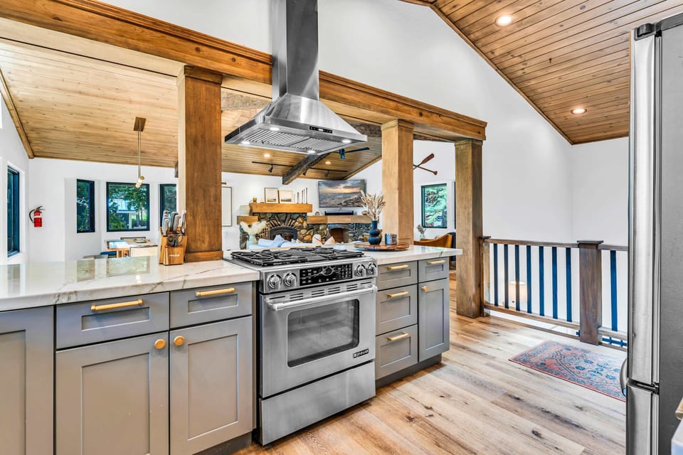 Kitchen: Well-equipped kitchen, updated appliances, modern style, kitchen bar with 4 bar stools, Keurig coffee machine