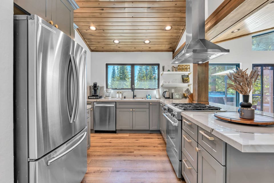 Kitchen: Well-equipped kitchen, updated appliances, modern style, kitchen bar with 4 bar stools, Keurig coffee machine