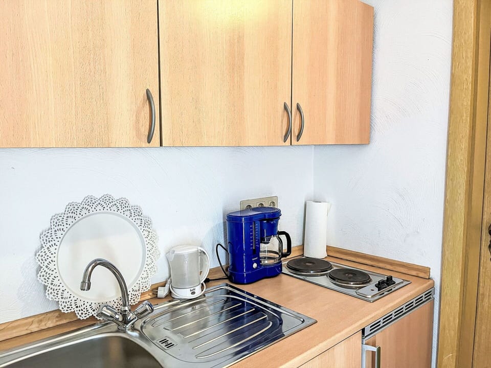 Property, Countertop, Kitchen Sink, Cabinetry, Tap, Kitchen Appliance, Sink, Kitchen, Kitchen Stove, Gas Stove