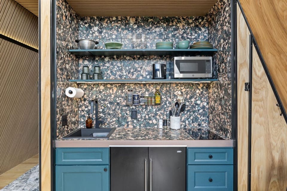 The cabin features a humble kitchen, equipped with the basic essentials needed for preparing simple meals, ensuring you have everything you need for a comfortable stay.
