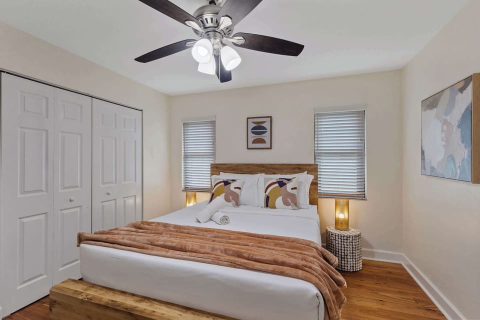 Relax in this bright and stylish bedroom, featuring warm textures, modern décor, and a peaceful ambiance.