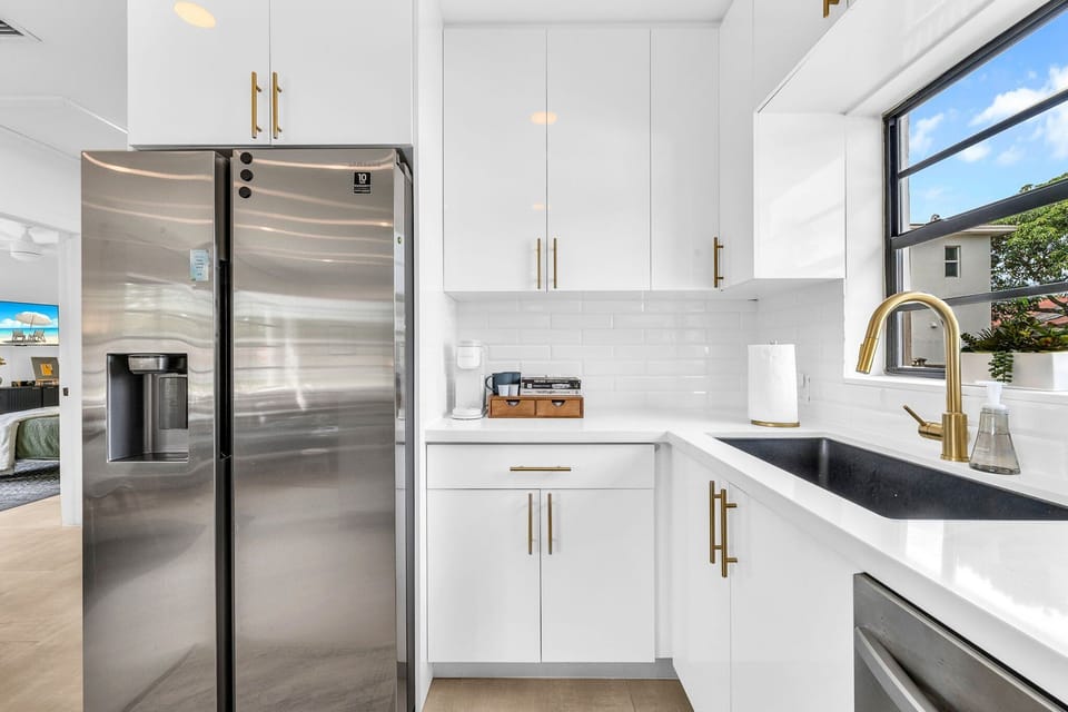 Fully- equipped designer kitchen, with stainless steel appliances, service for 8, and everything you need to create a culinary masterpiece