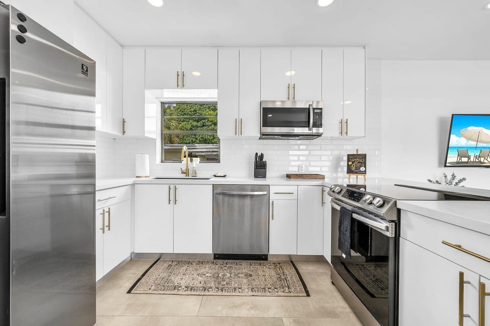 Fully- equipped designer kitchen, with stainless steel appliances, service for 8, and everything you need to create a culinary masterpiece