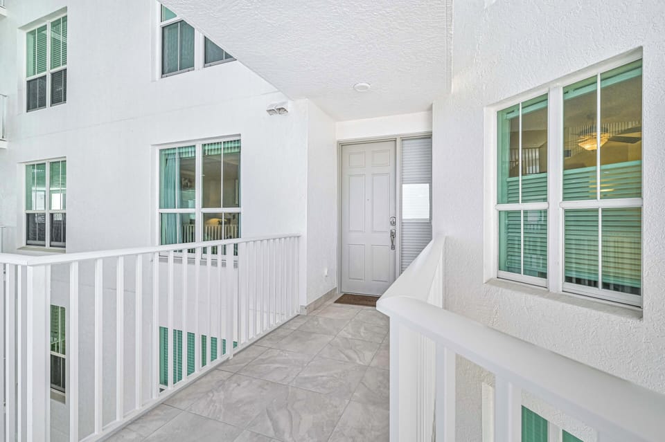 DN905 - The elevator brings you up from the lobby to the ninth floor.