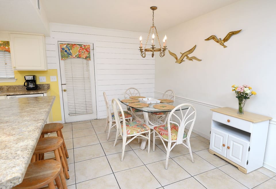 Breakfast Bar for 4
Dining table for 5