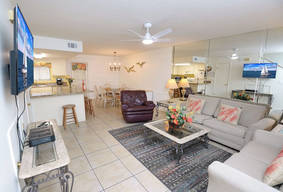 Living Room
Recliner
Queen Sleeper Sofa
Loveseat
Kitchen with Breakfast bar and Dining table