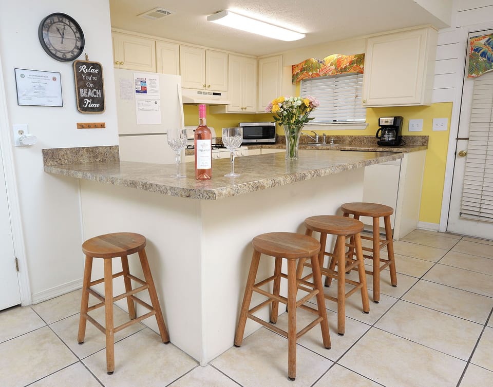 Breakfast Bar for 4
Kitchen