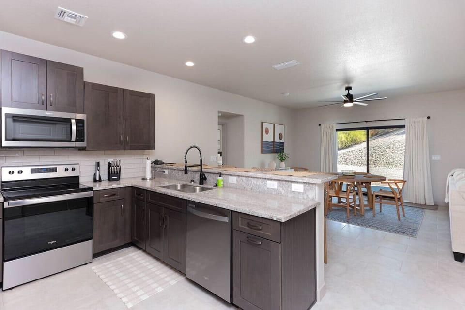Fully stocked kitchen (pots, pans, utensils, coffee maker, et
