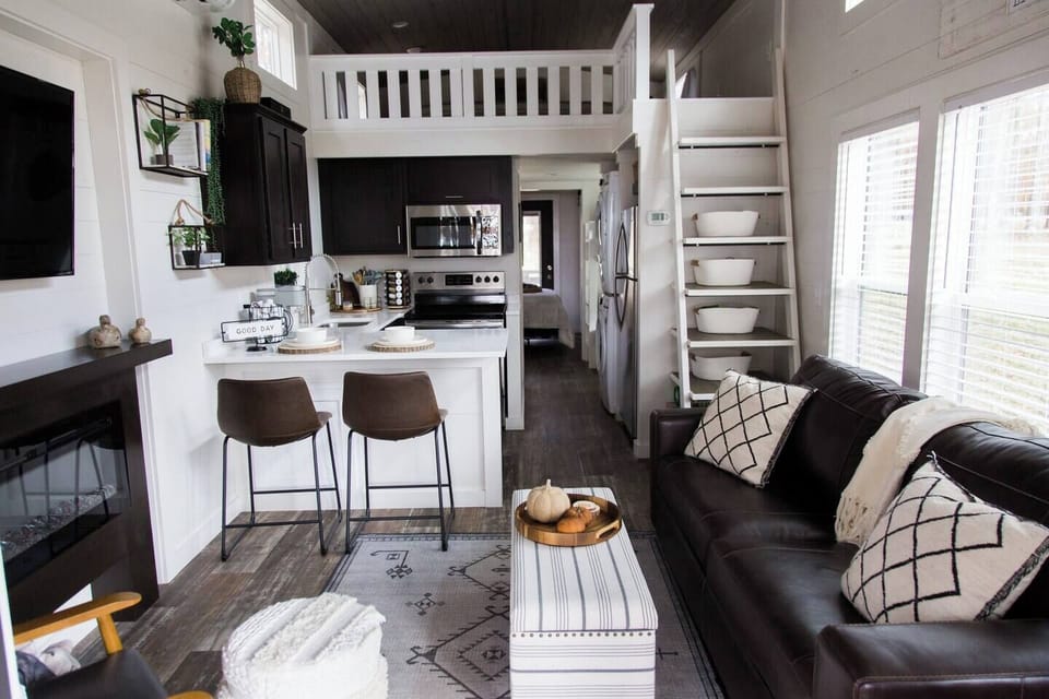 Where cozy meets minimalism: a tiny space with endless charm (1)