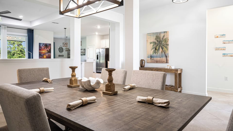 Dining room for 6 and extra table extension for 8
