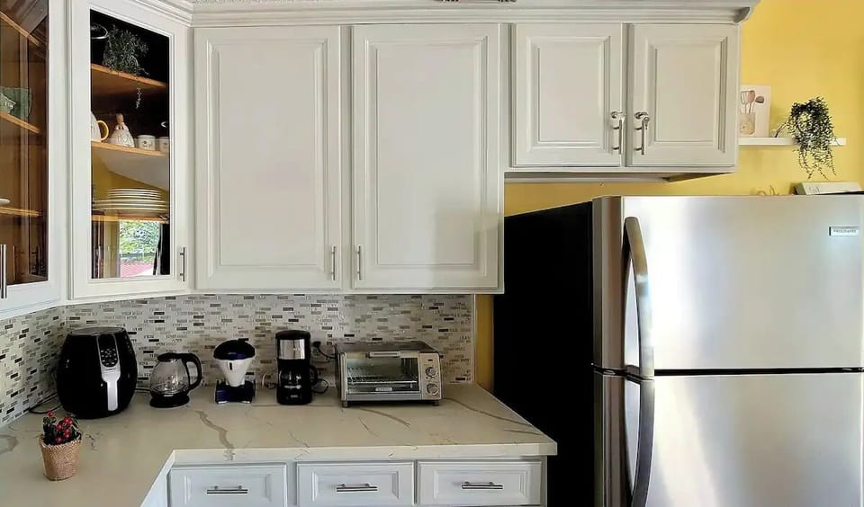 Fully equip: electric stove, coffee maker, airfrier, kettle, fridge, shaved ice