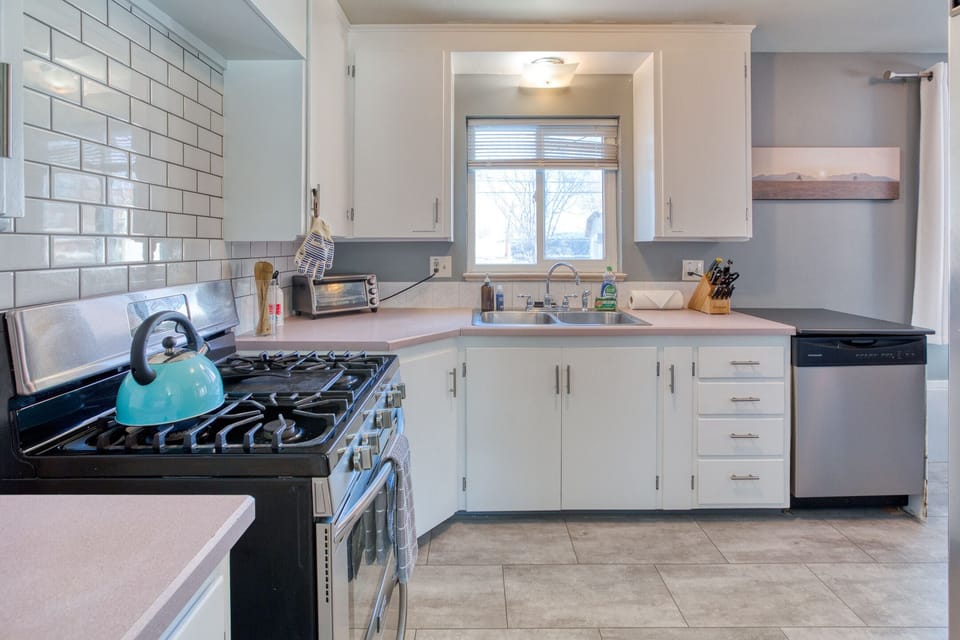 Kitchen w/ a dishwasher