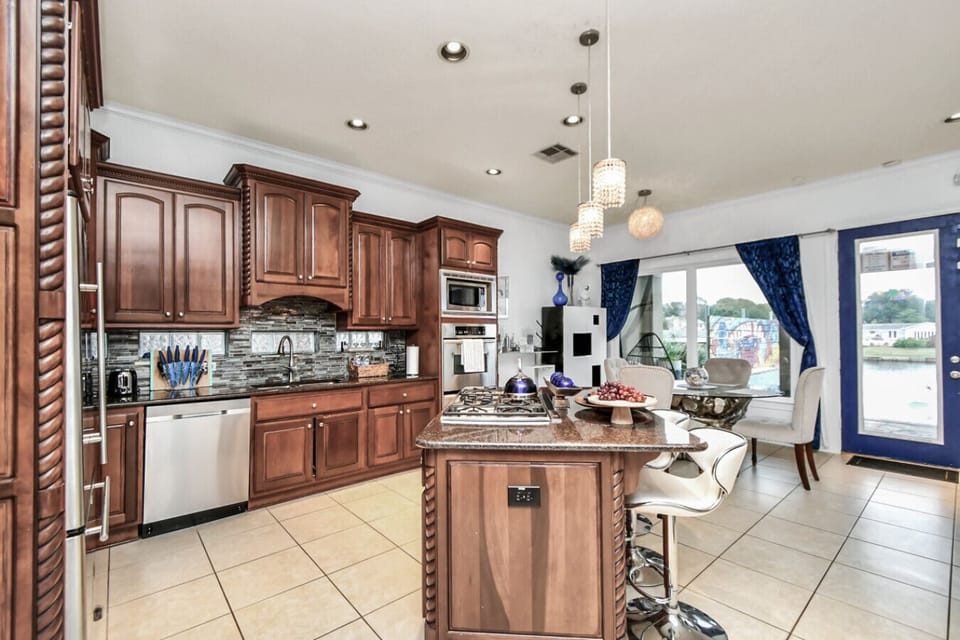 Classic Elegance: Warm Brown Cabinets in a Stylish Kitchen.