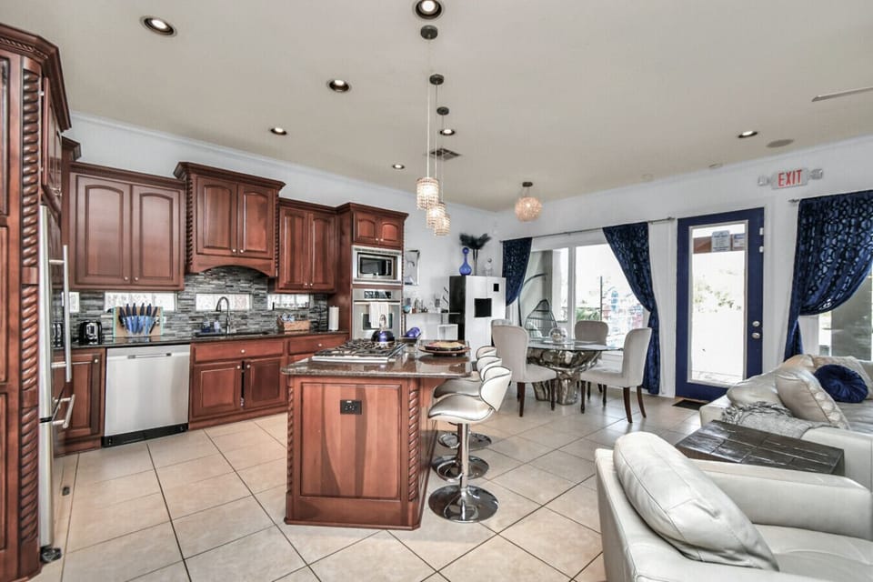 Classic Elegance: Warm Brown Cabinets in a Stylish Kitchen.
