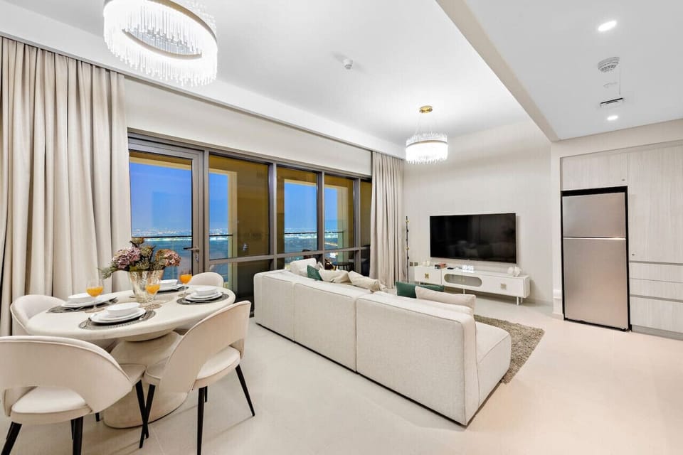 Living Room: Stylish décor and stunning views make this the perfect space to unwind!