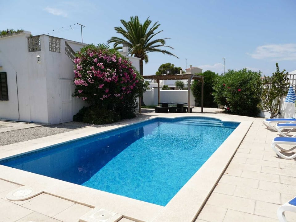 Villa with spacious garden and large pool