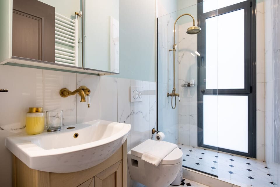 Full Bathroom 2