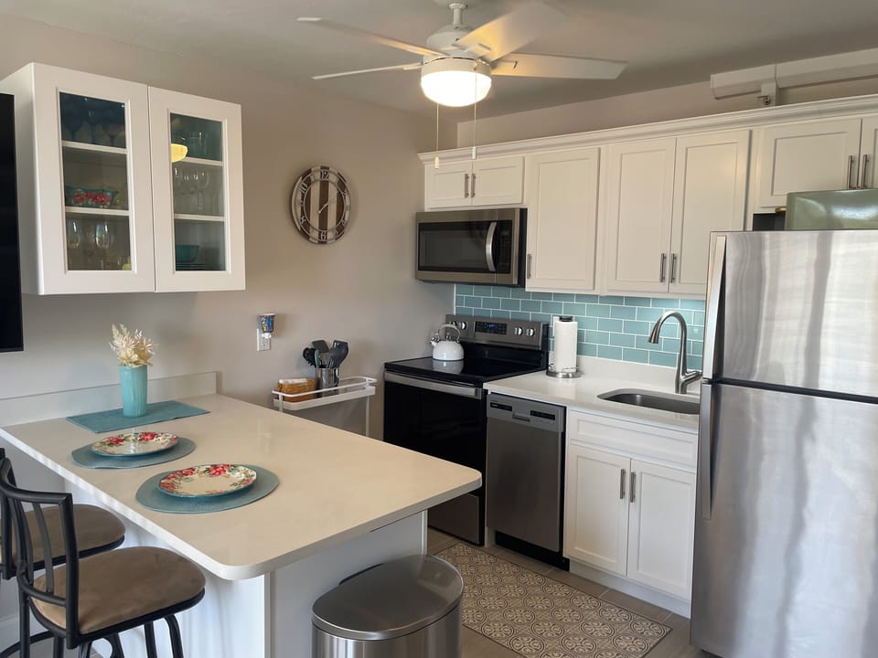 fully equipped kitchen including dishwasher and ice maker