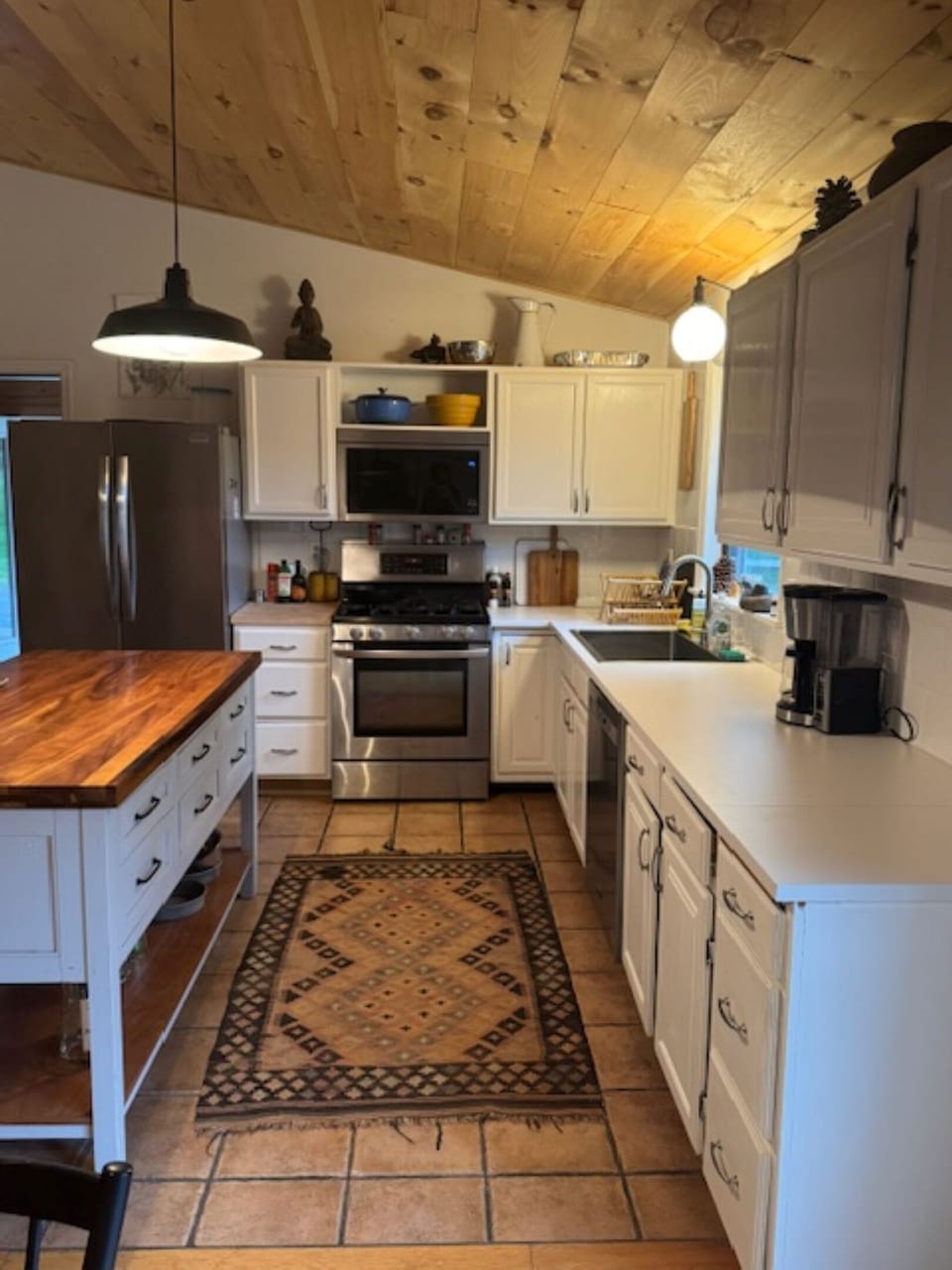 Full Kitchen recently updated.