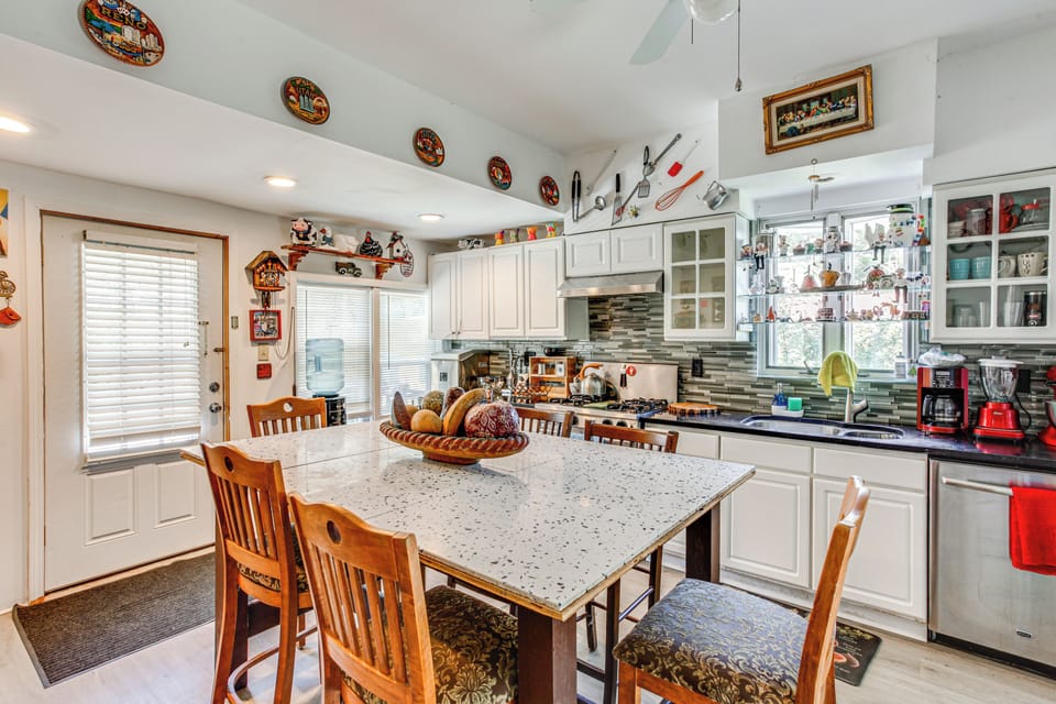 Dining Area | Dishware/Flatware | Flat-Screen TV
