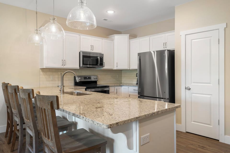 Counter seating for 4 and beautiful modern finishes complete the well-equipped kitchen
