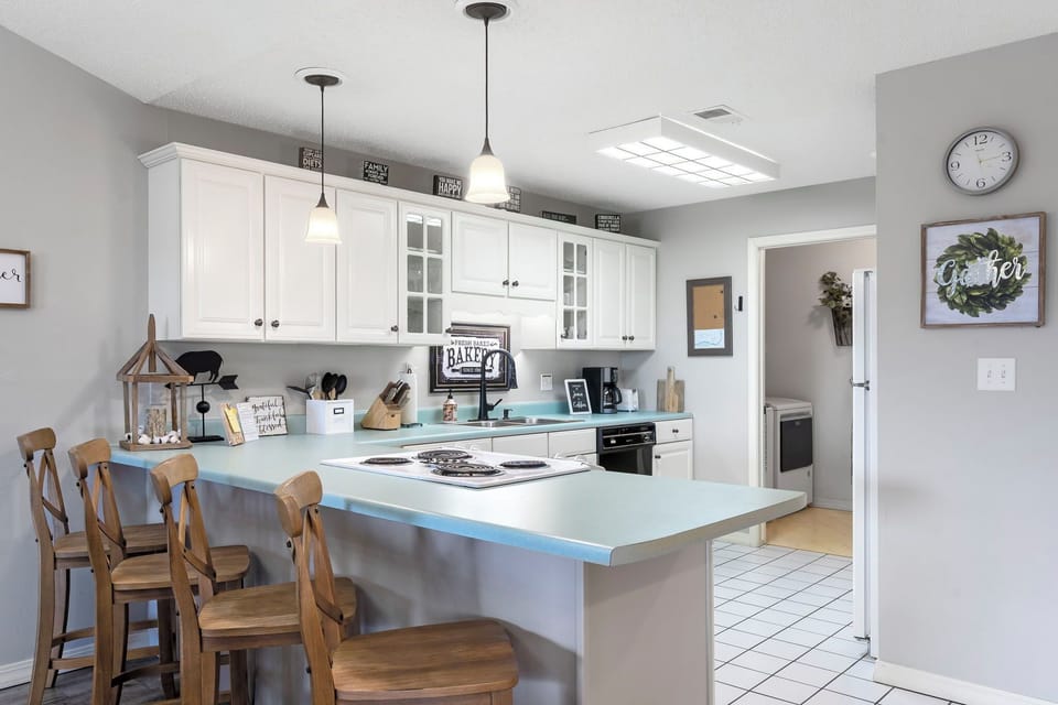 Kitchen bar counter with seating for 4