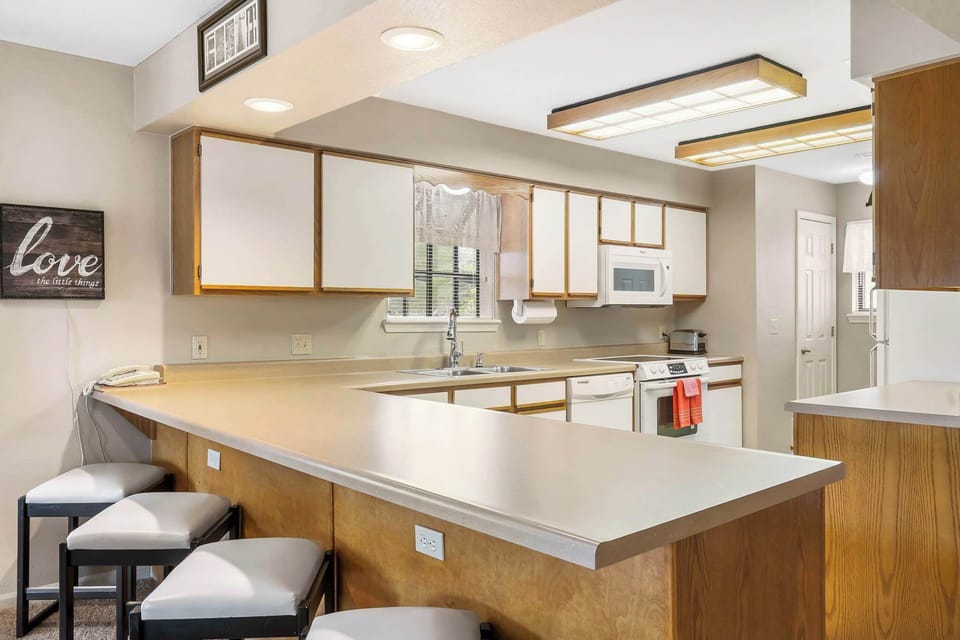 Kitchen bar counter with seating for 4