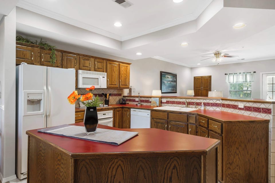Endless counter space in the kitchen