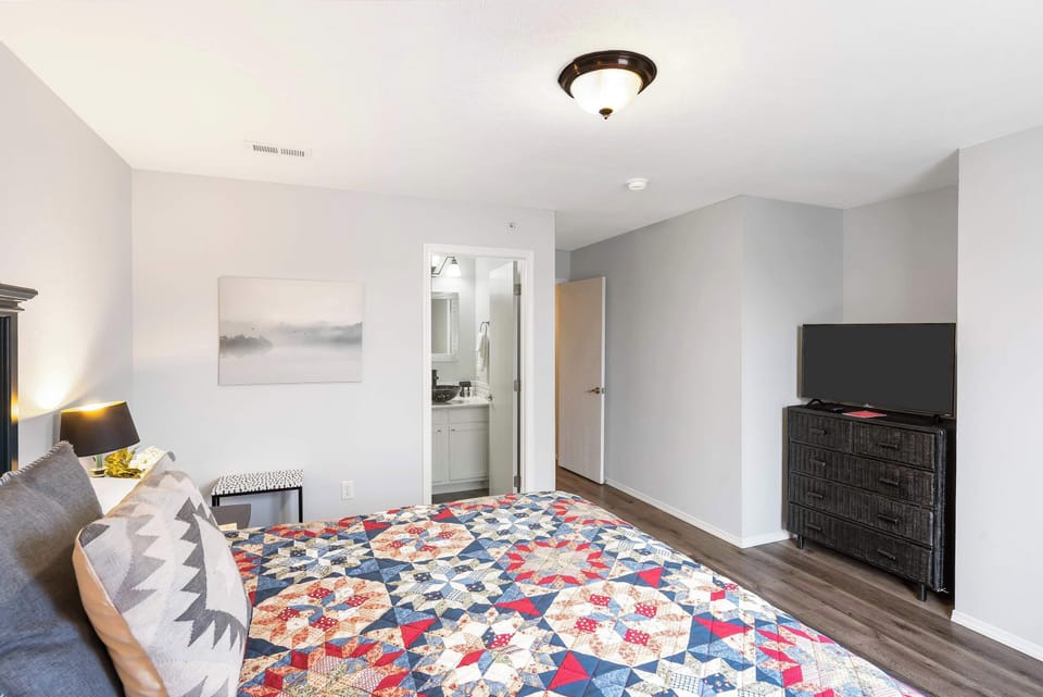 The king suite features a TV and private ensuite