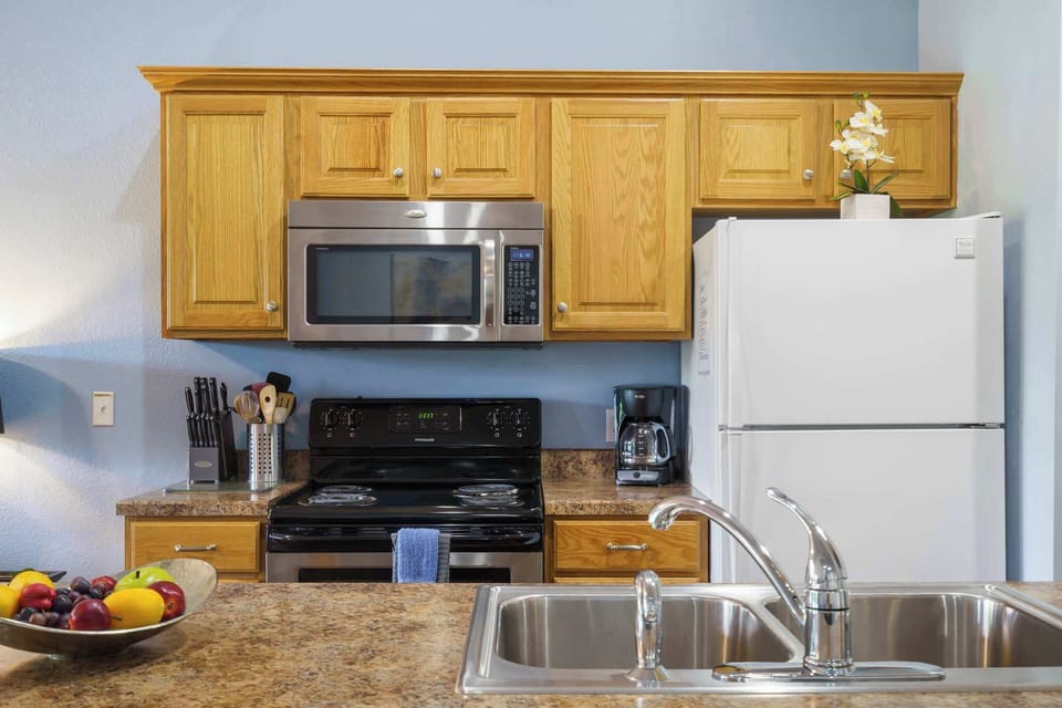 Fully equipped kitchen (Unit 10)