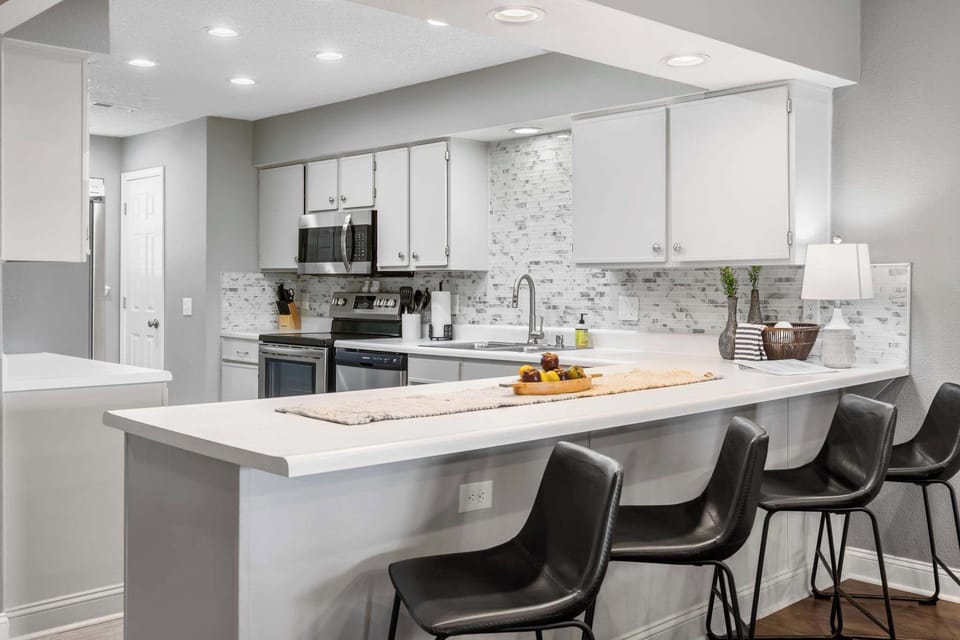 Unit 19: Enjoy morning coffee or have a snack at the counter, with room for 4