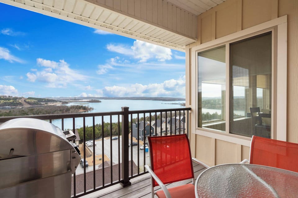 Amazing lake views from the balcony with outdoor seating