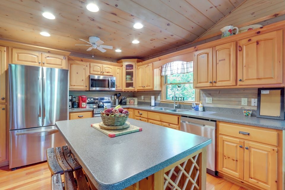 Kitchen | Main Level