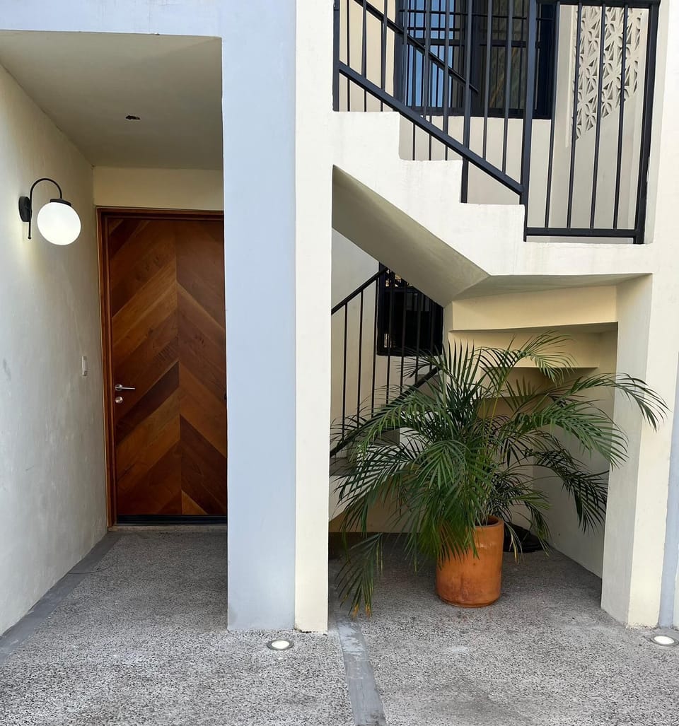 Entrance to ground floor apartment 