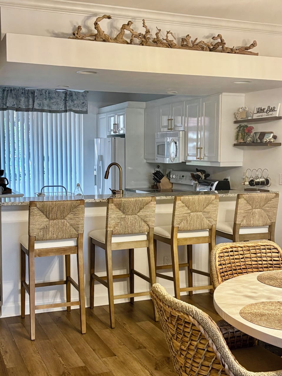 Pull right up to your comfy breakfast island