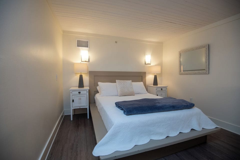 Queen Bed in Loft Bedroom 1