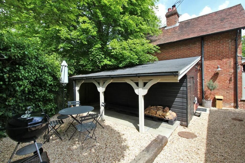 The Cabin: Private Courtyard, BBQ area bike storage area