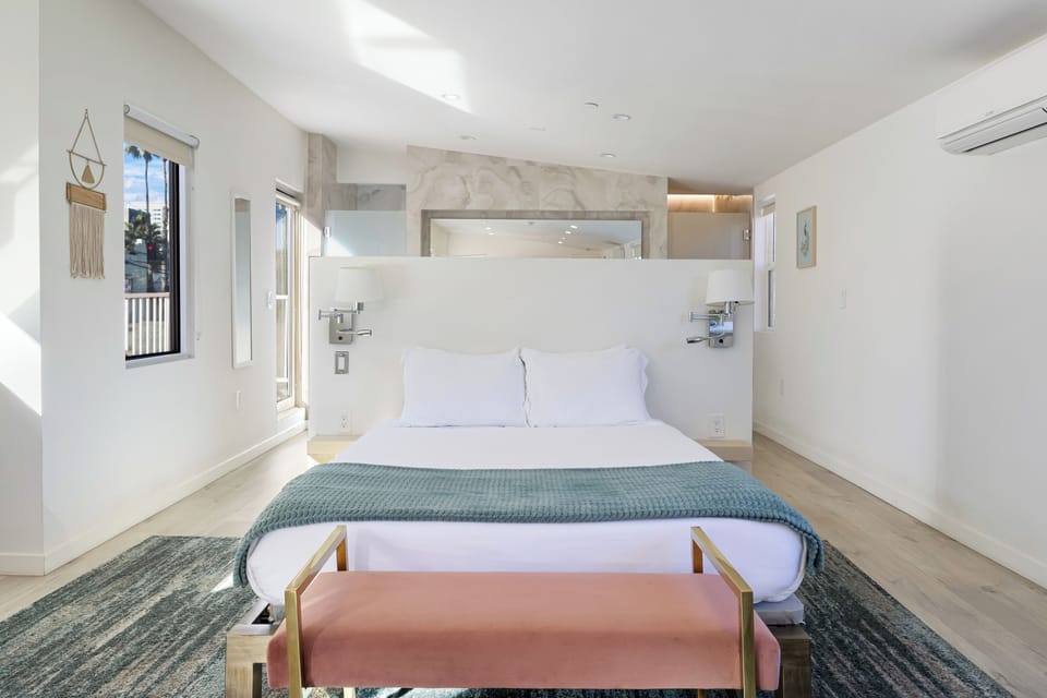 Queen bed.