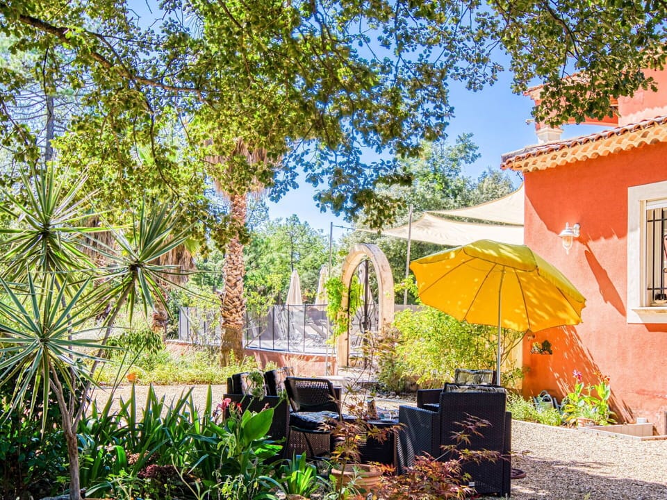 Plant, Building, Shade, Window, Tree, Sky, Leisure, Residential Area, Public Space, Landscape
