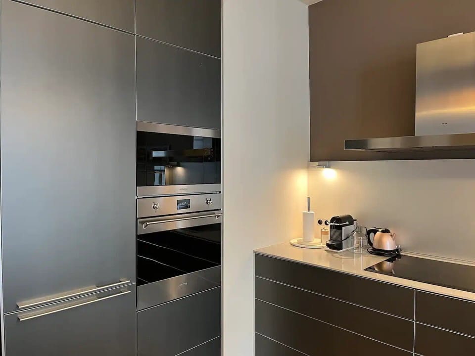 Full kitchen Coffee maker,Freezer, Oven, Microwave, Toaster, Dishwashe Fridge